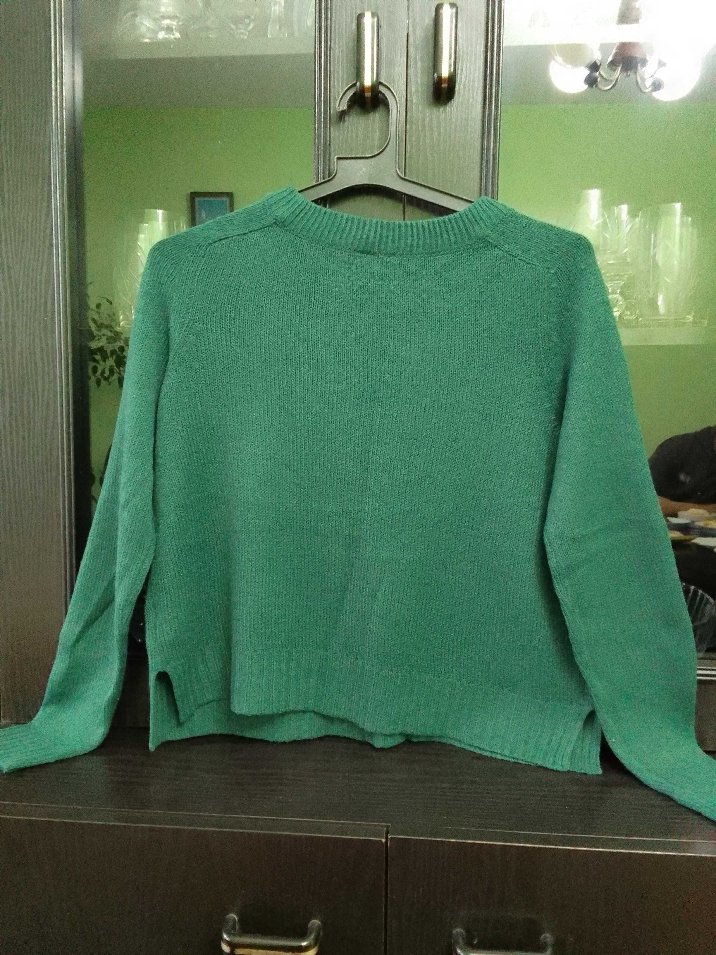 Тъмно зелен пуловер с дълъг ръкав