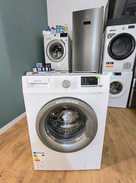 Mașină de spălat rufe Indesit cu uscător impecabil