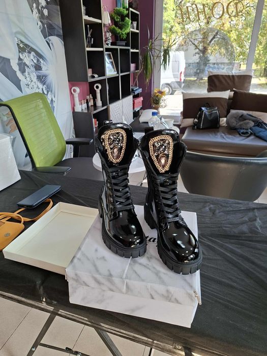 Дамски зимни боти и ботуши