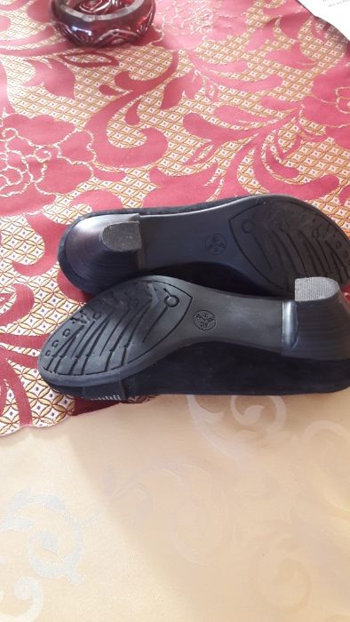 Pantofi din piele intoarsa neagra cu perlute marunte albe