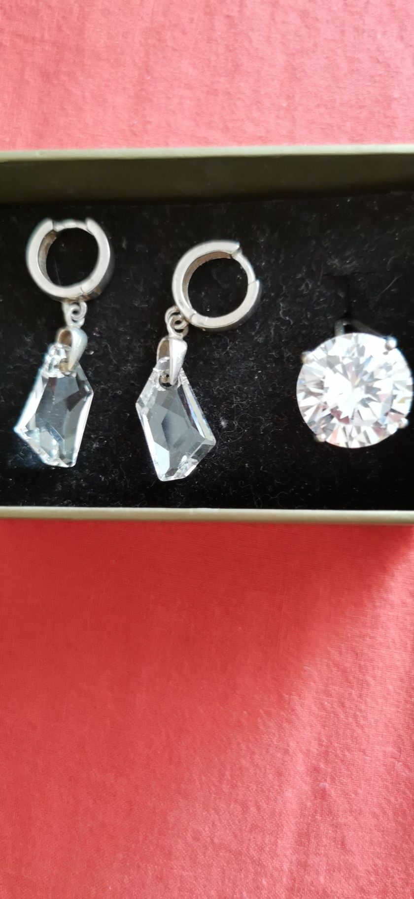 Дамски сребърен пръстен с камък сваровски и сребърни обеци с камъни св