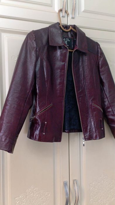 продам натуральную кожаную демисезонную куртку