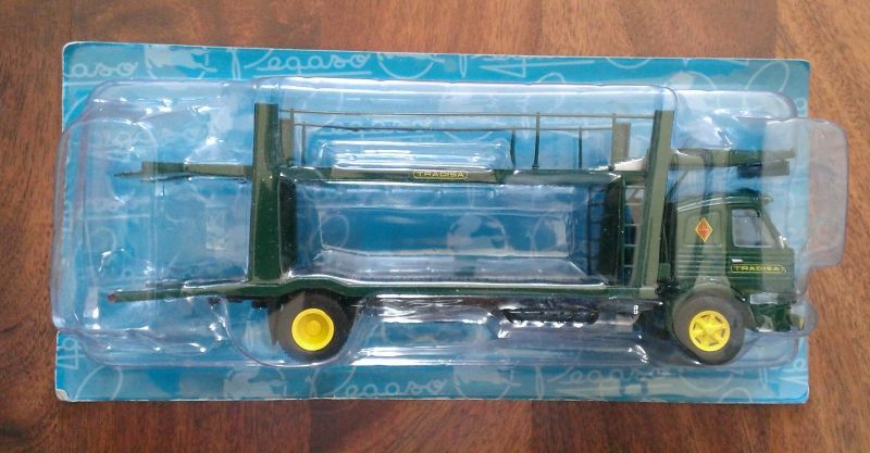 Macheta Pegaso 1060L camion transporter auto 1969 - Altaya 1/43