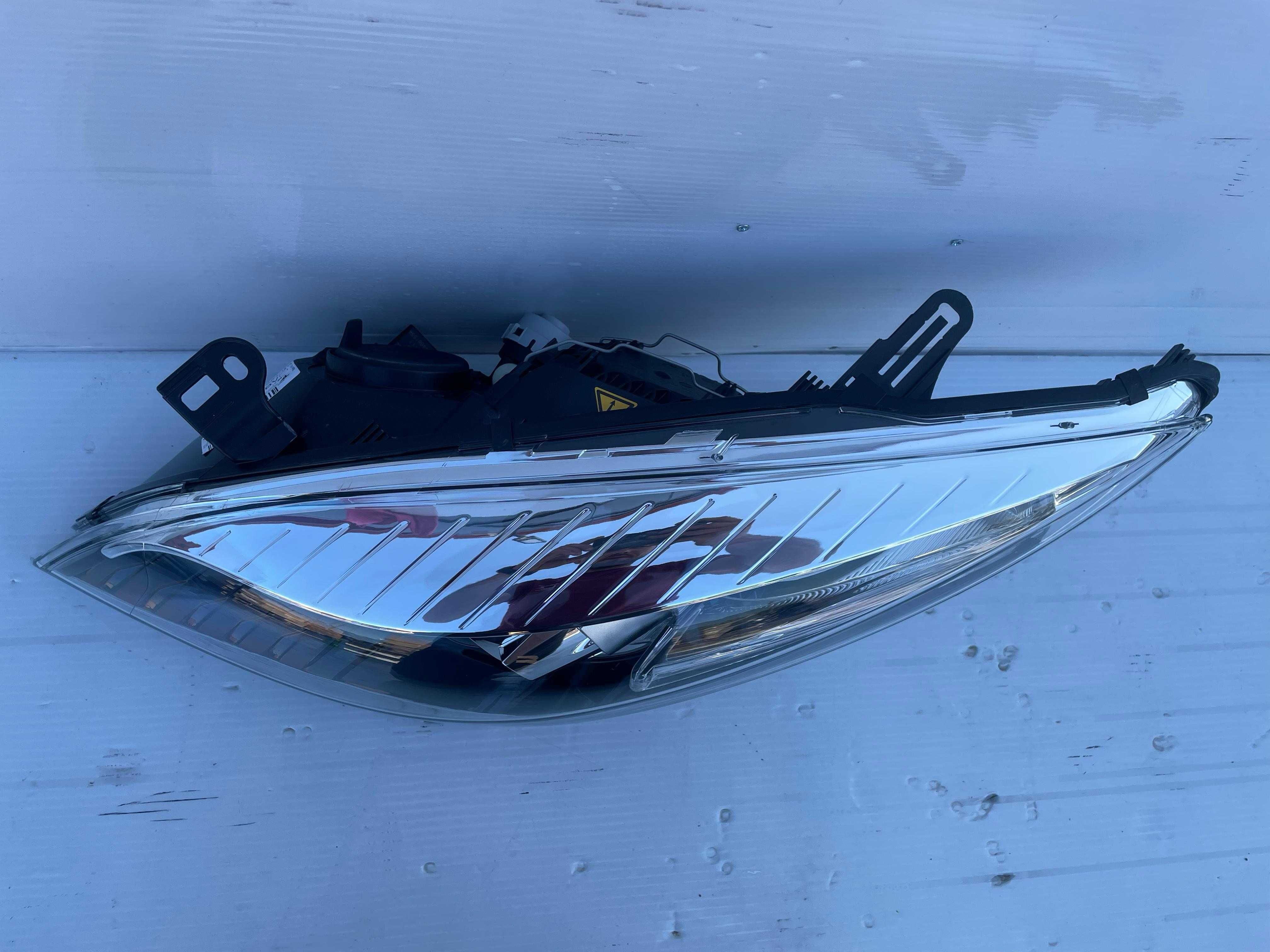 Far stanga xenon Renault Megane 3 2009-2013 nou original Renault