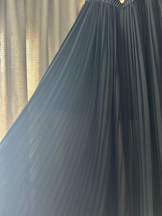 Продавам дълга плисирана пола