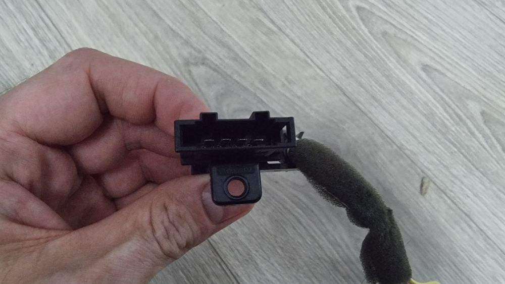 Incinta Subwoofer Canton Skoda Octavia III