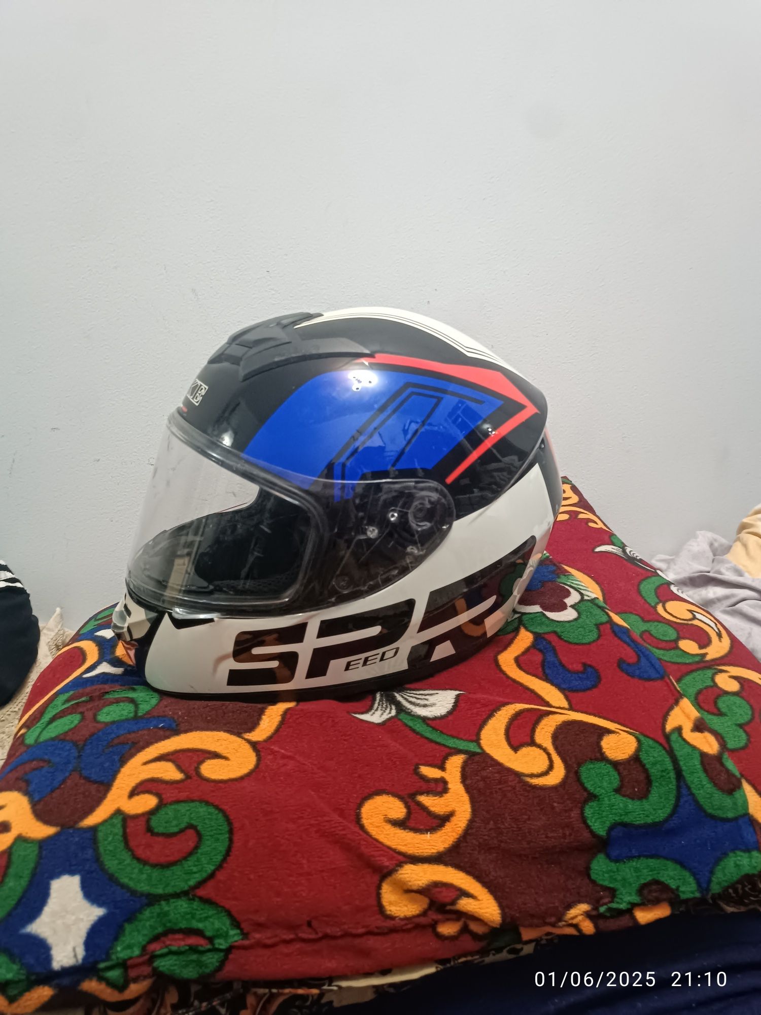 Moto shlem sotiladi holati zoʻr narxi 229.000 bu narxga bunaqaasini t