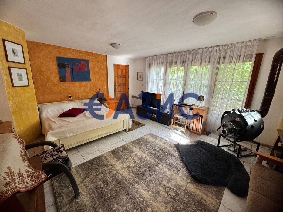 Красива двуетажна къща с парцел от 1375 кв. м в С. Приселци, гр. Обзор