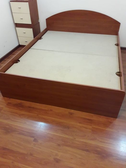 Спальная кровать с двумя тумбочками