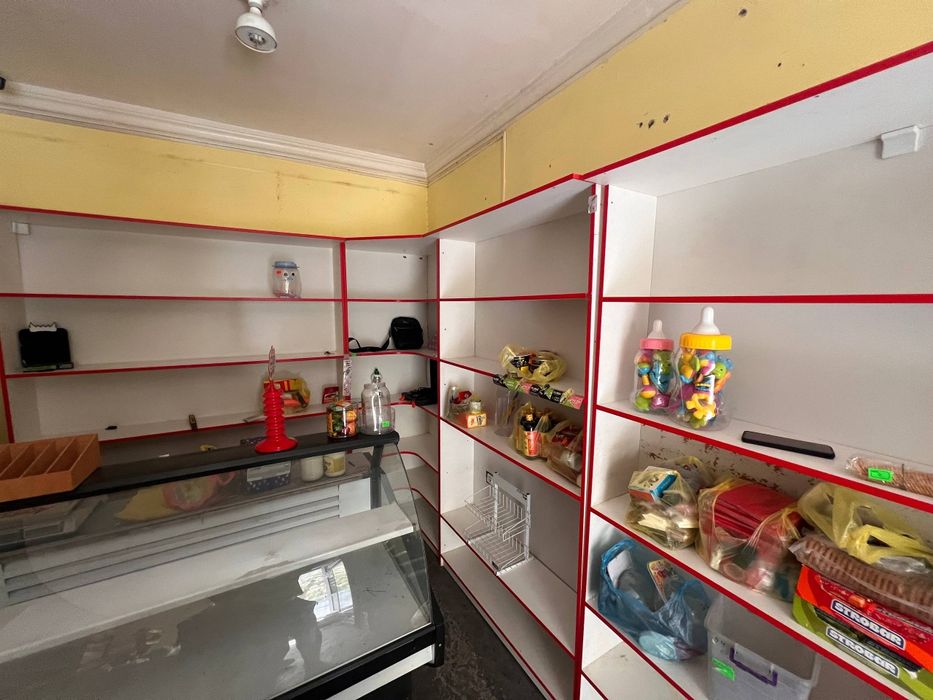 Магазинга полкалар , витринный холодилниклар сотилади