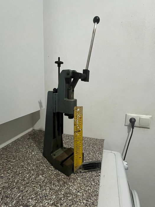 Presa industriala manuala  Schmidt, de mici dimensiuni