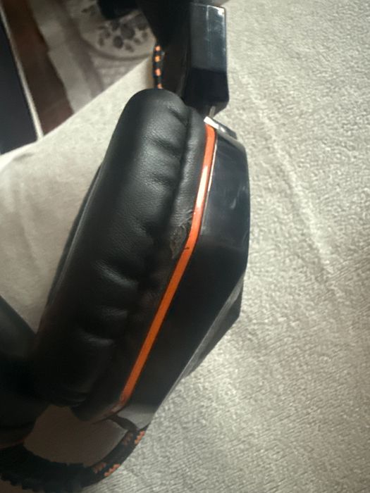 Геймърски слушалки и клавиятура