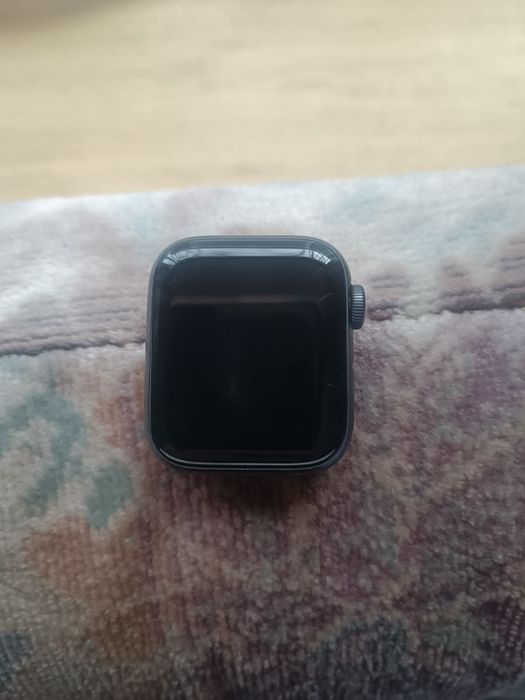 Apple Watch SE NIKE Edition. 40mm
с оригинална кутия и кабел.