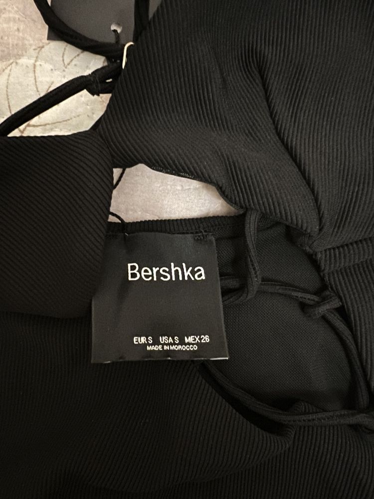 Платье bershka черное обтягивающее