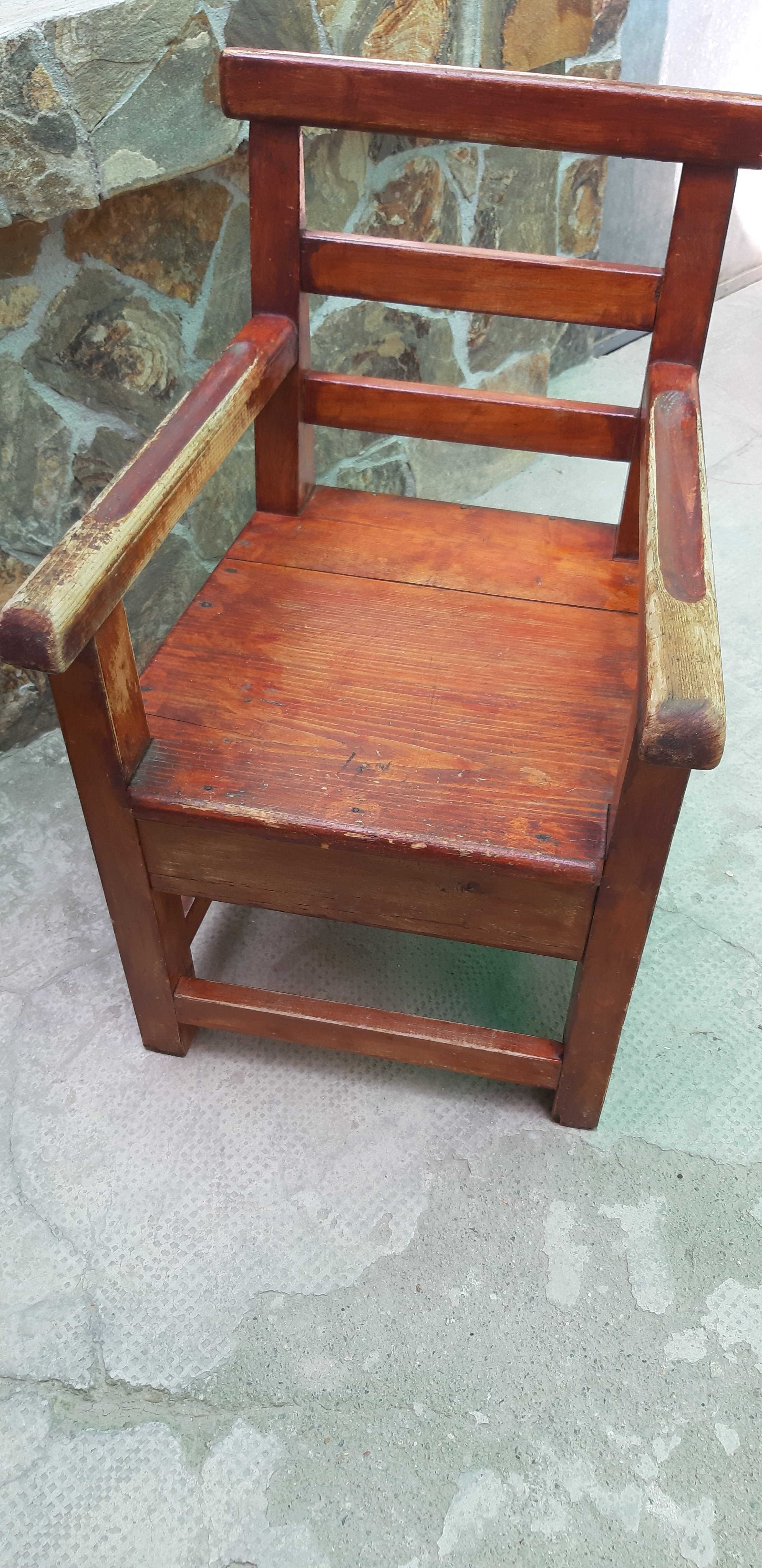 Scaun cu spatar de lemn