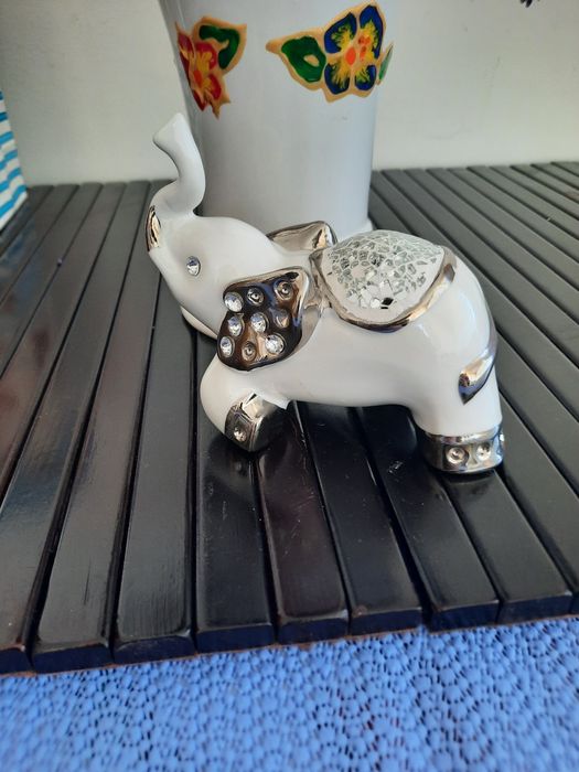 Superb elefant din portelan