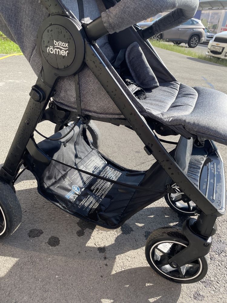 Продам новую детскую коляску Britax