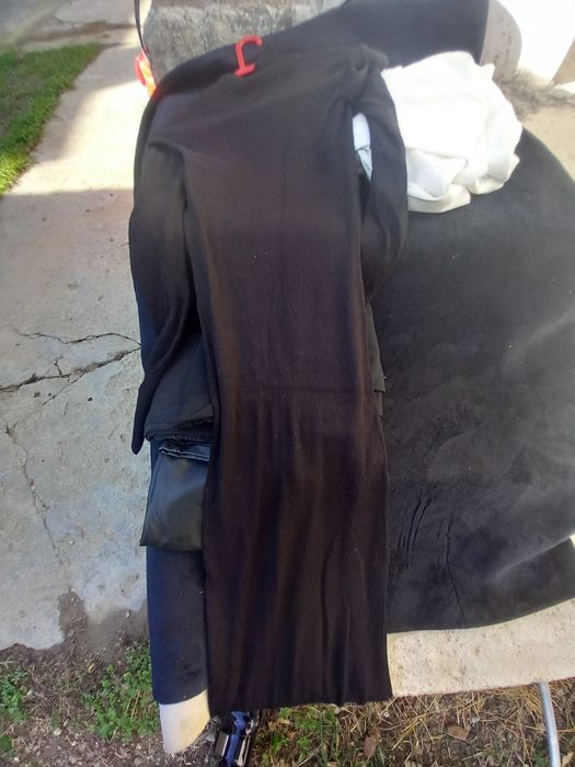 Vând rochie de culoare neagră