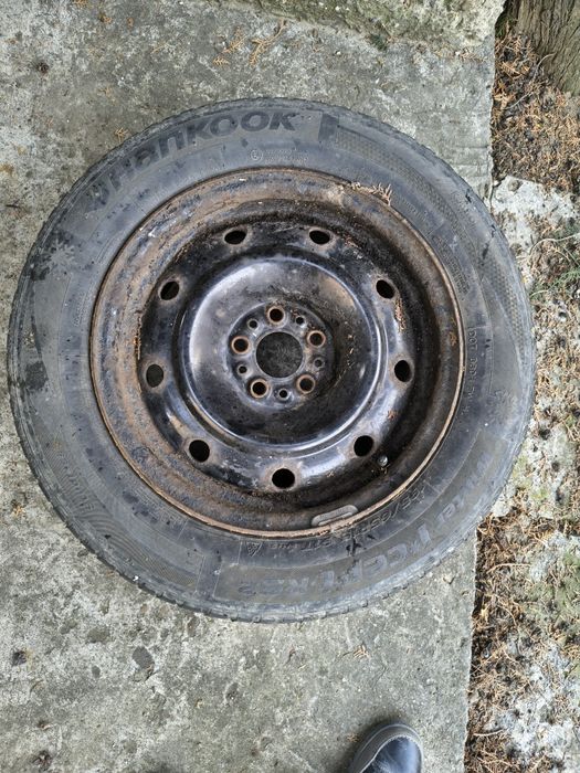 Vând 4 jante de otel cu cauciucuri de iarna pe R15