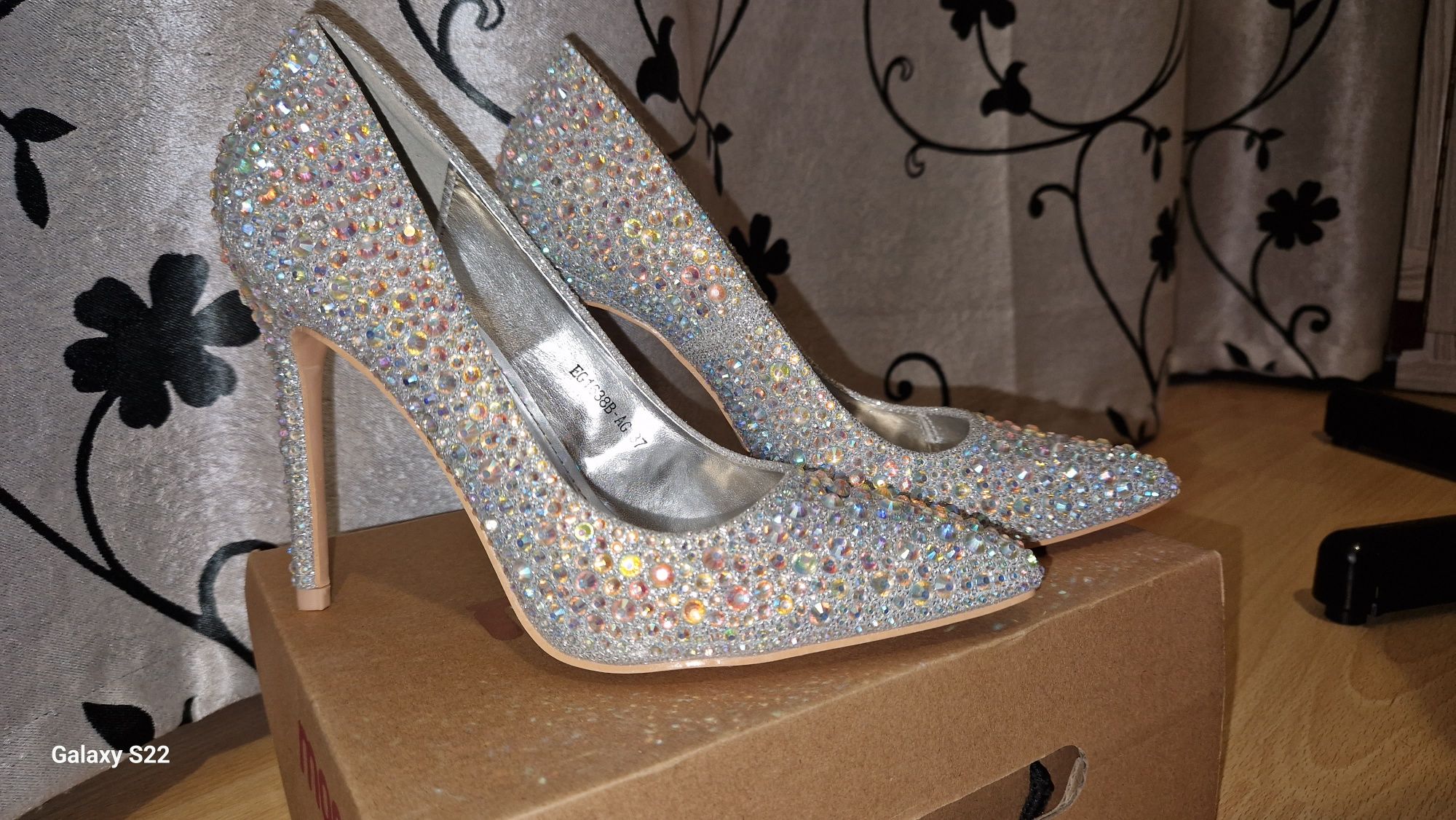 Pantofi stiletto cu strasuri