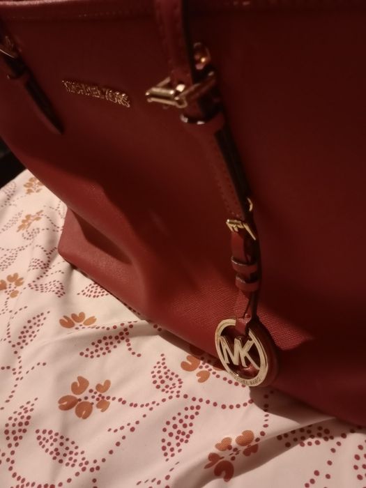 Se vinde această poșetă Michael Kors
