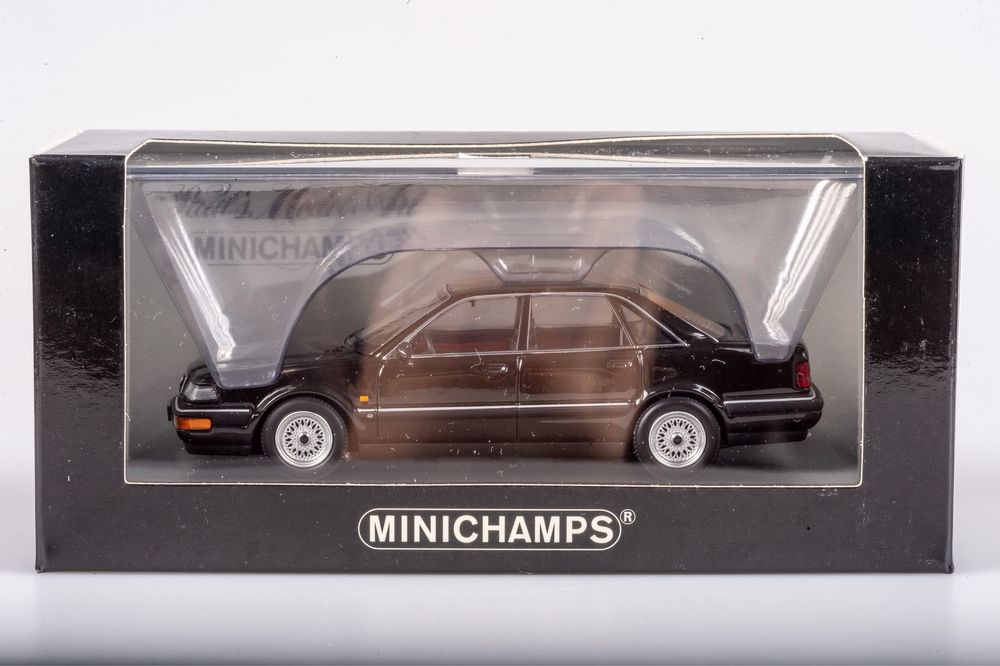 1/43 Audi V8 - minichamps