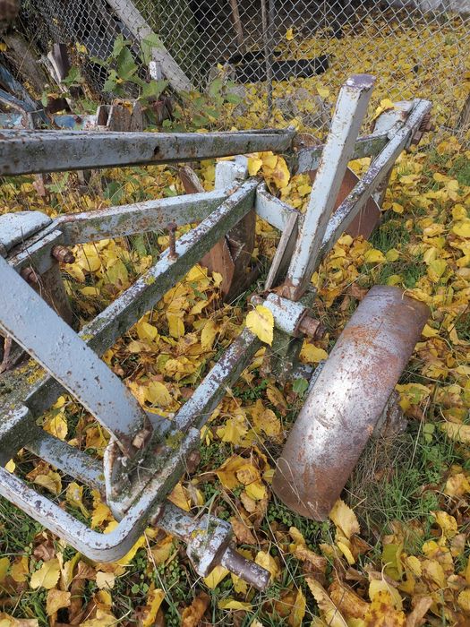 Плуг тракторен-три тела