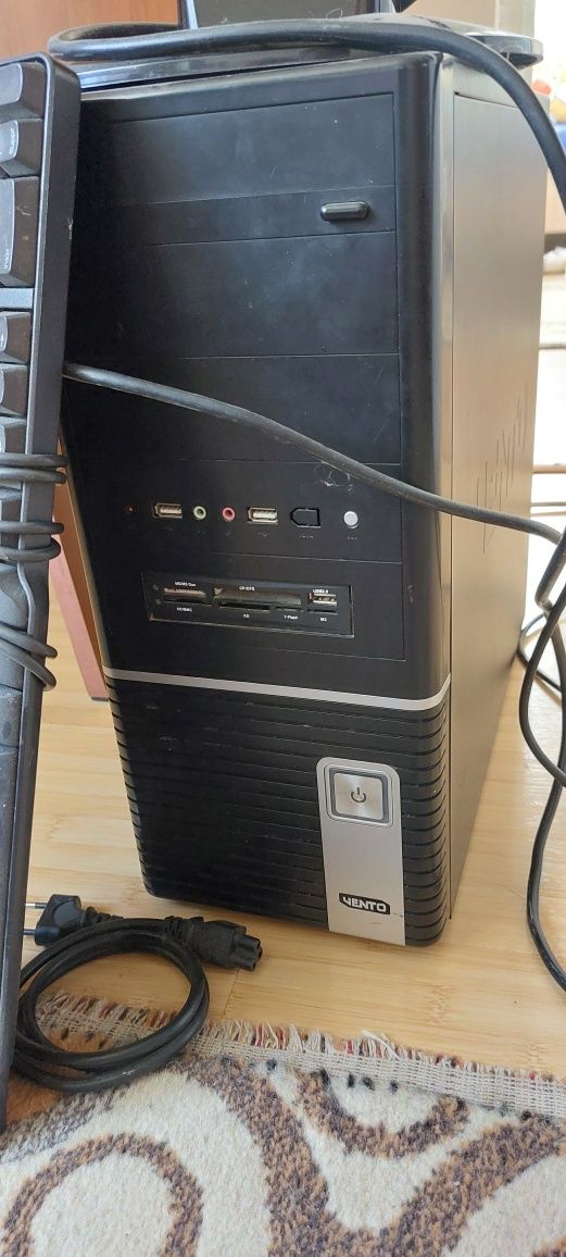 Vând PC cu monitor și boxe