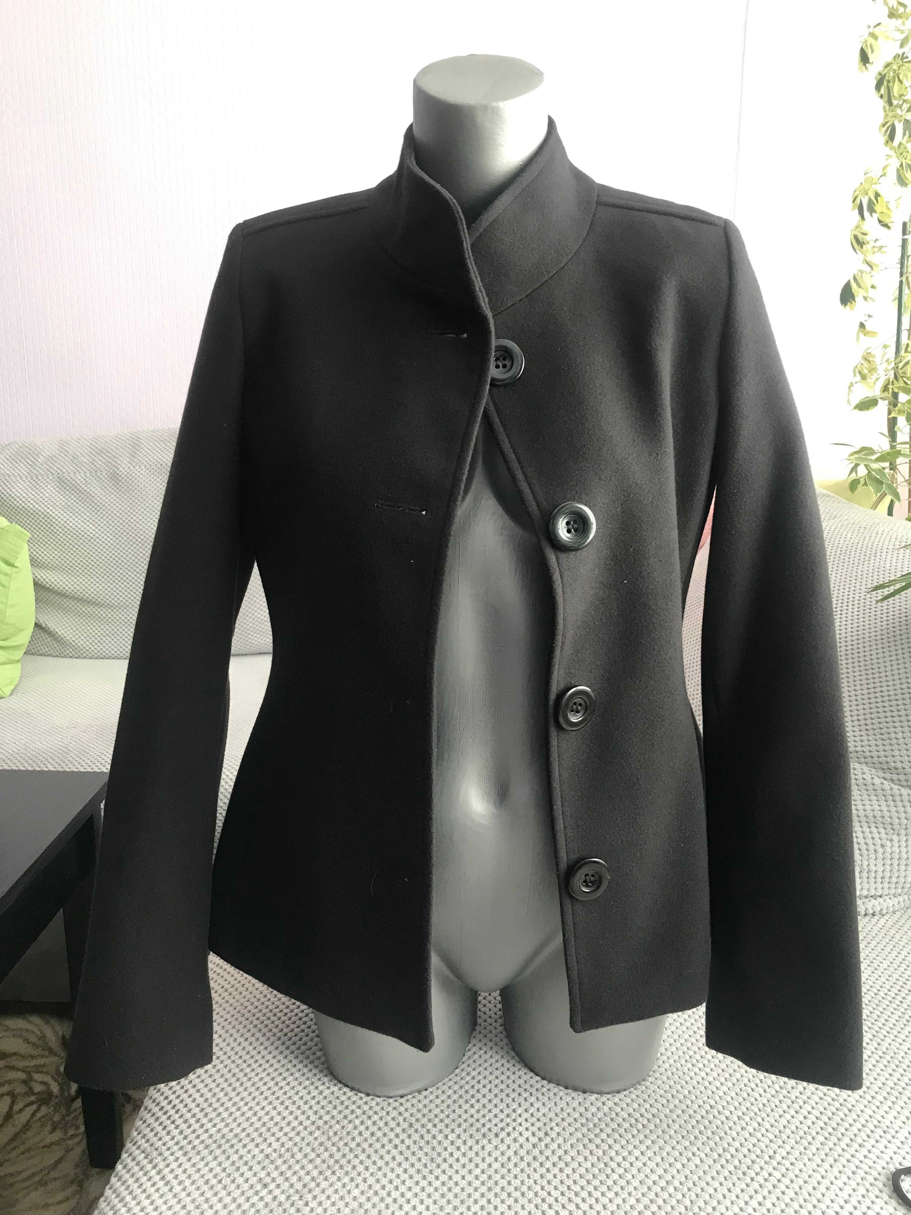 Черно късо палто