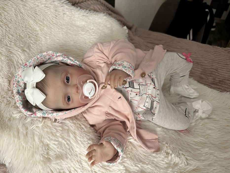 Fetita rebon papusa noua