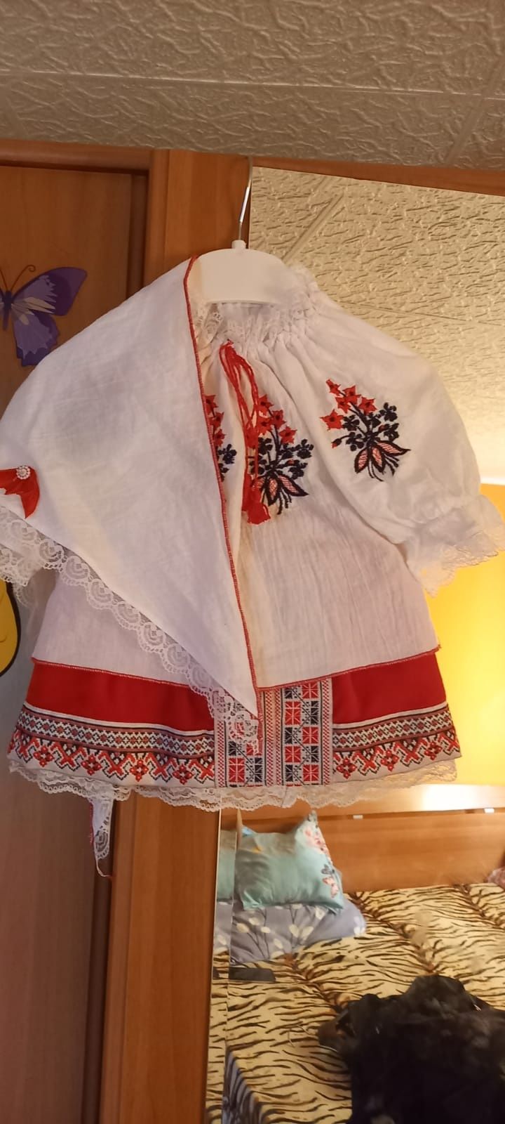 Vând costum național