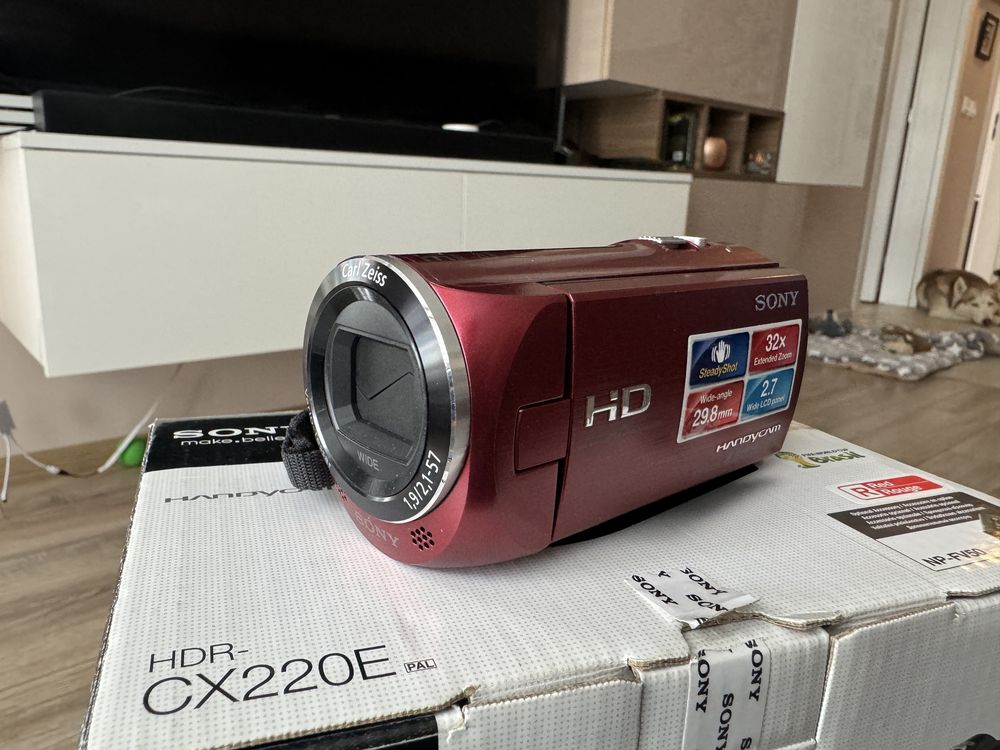 Видеокамера Sony HDR-CX220E