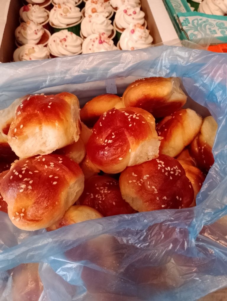 Баурсаки, булочки, самса, шелпек