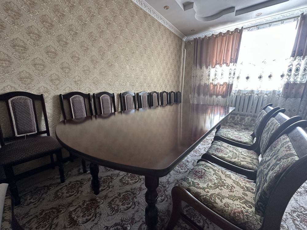 Продаеться стол со стульями 10штук. Стол длина 4метр. Деревянный.