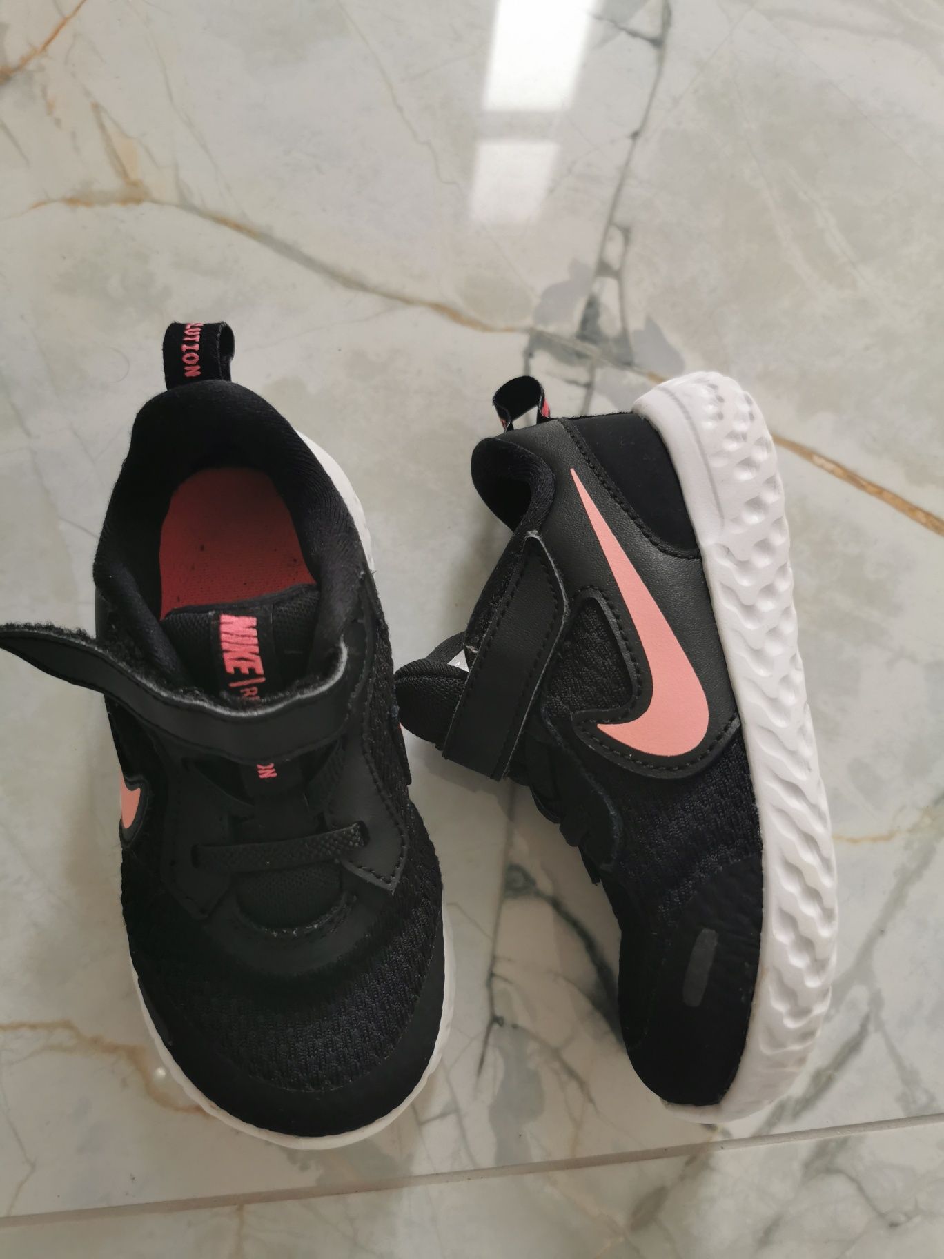 Vând adidași Nike fetite mărime 25