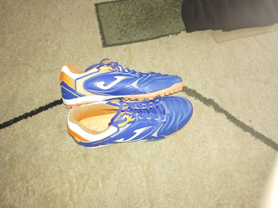 Продаю спортивное бутсы сороконожки в новом состояние при осмотре  уст