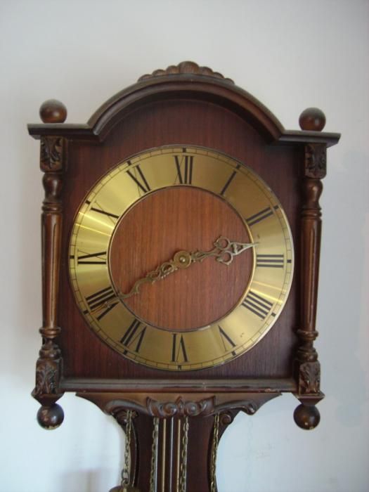 Стар механичен стенен часовник.
