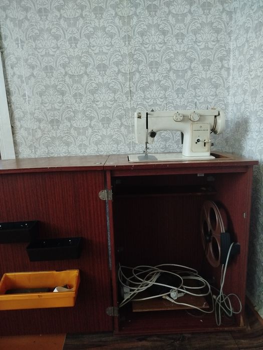 Продам электрическую швейную машинку