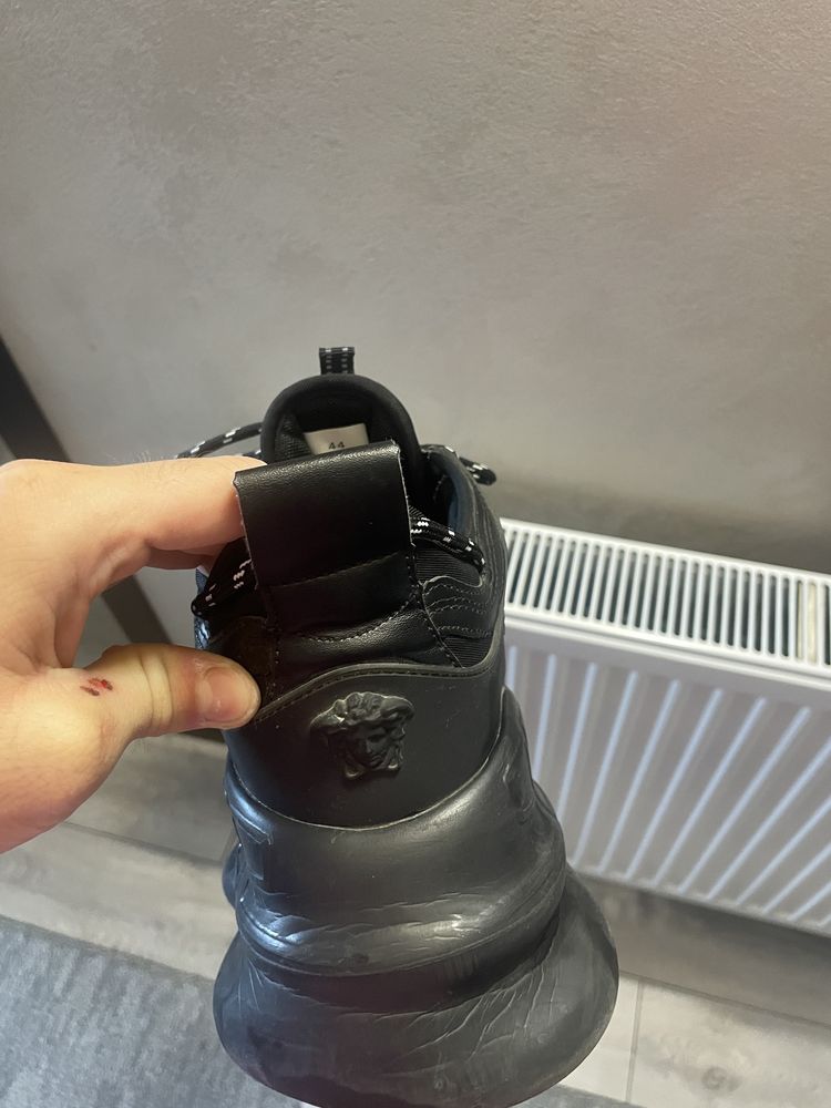 Versace chain reaction