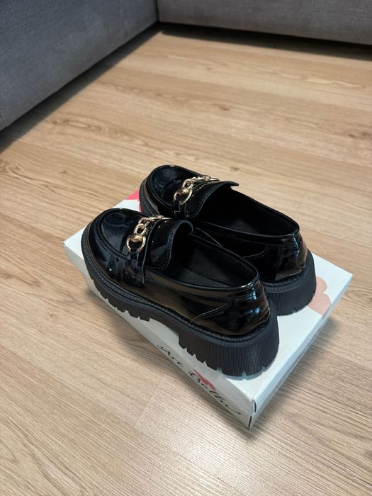 Черни лачени лоуфъри