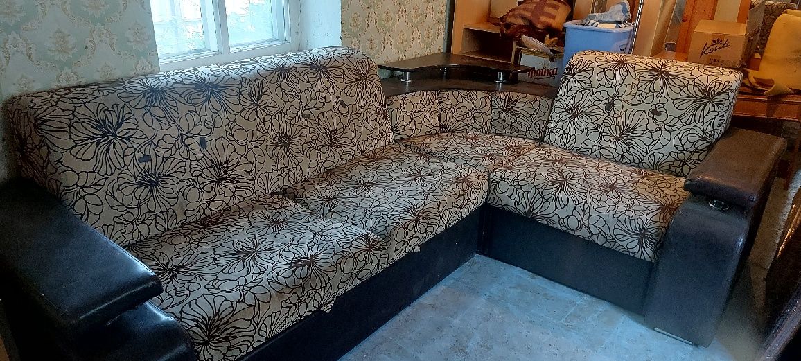 Продам угловой диван в нормальном состоянии