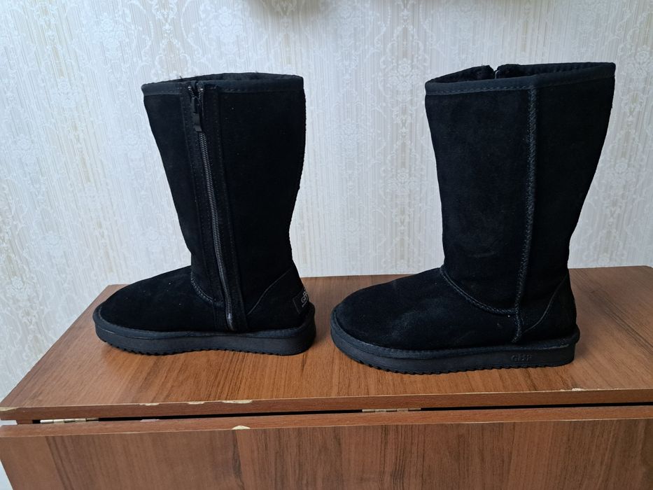 Продам чёрные угги.