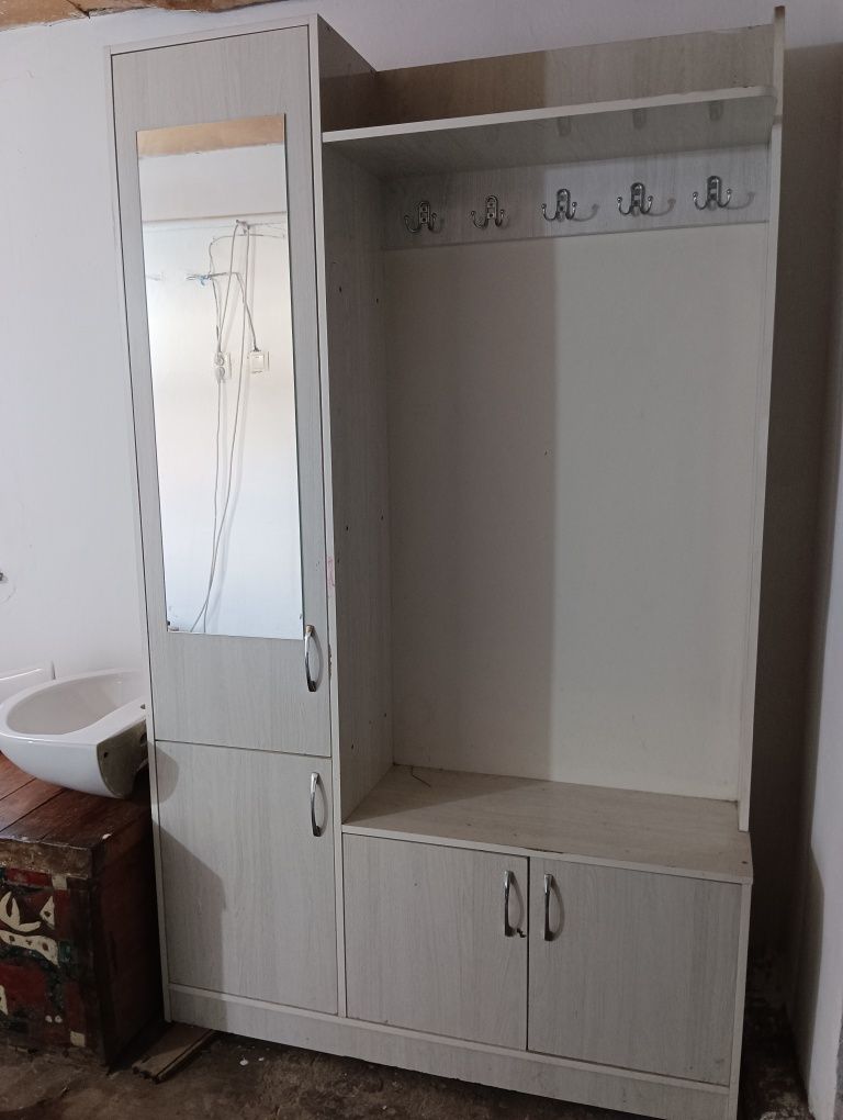 Уголок со стульями,  шкаф для прихожей