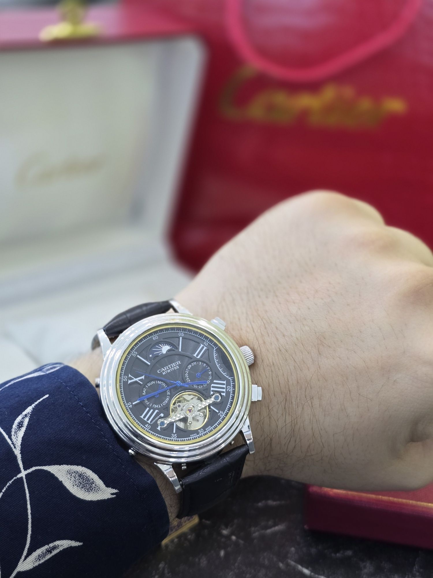 Продам наручные часы Cartier из белого золота в крупном диаметре.