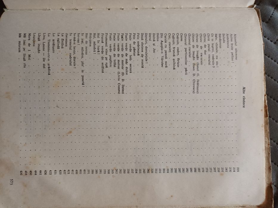 Carte ,,Cântece pentru tineret"