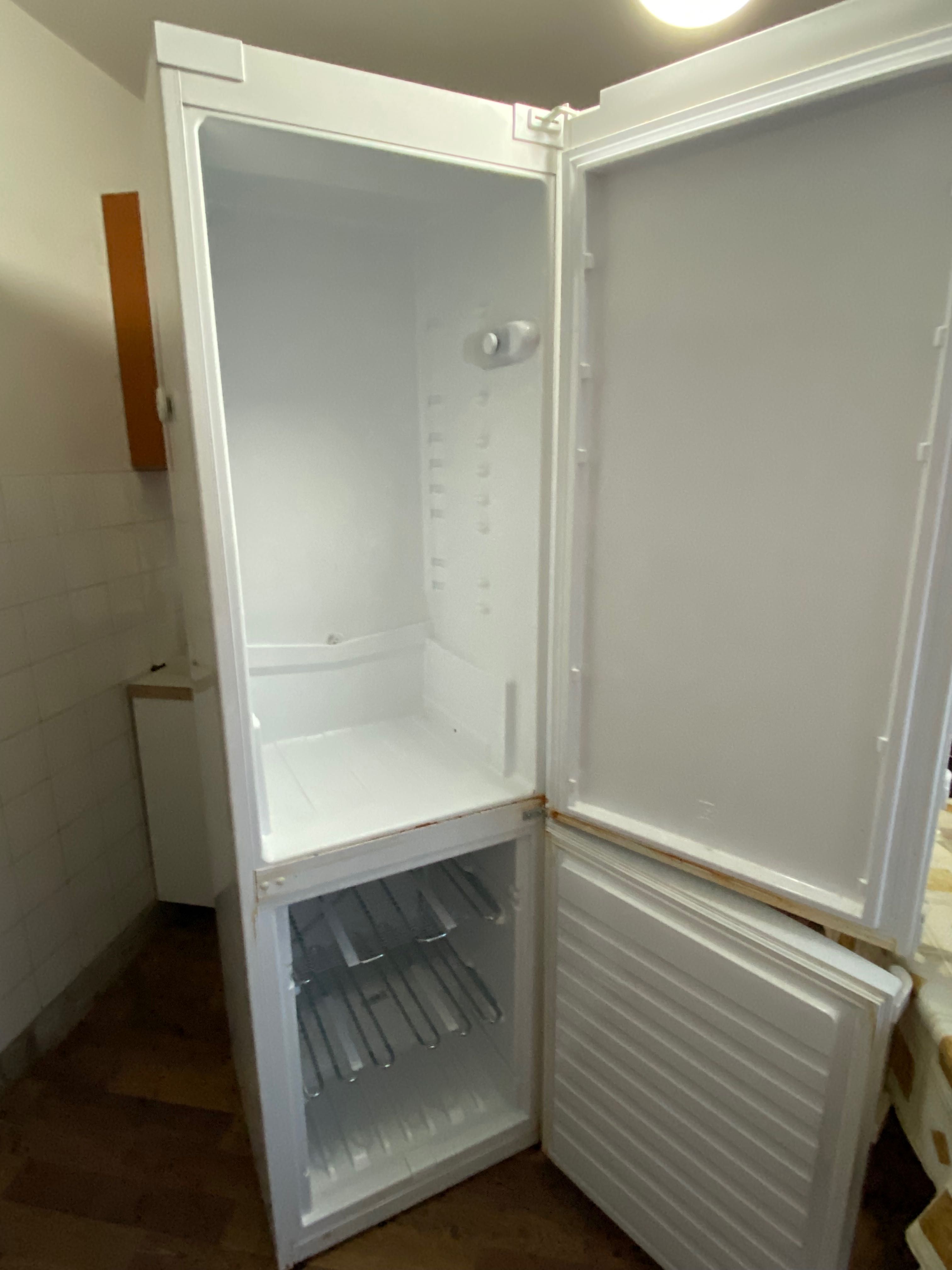 Хладилник Whirlpool, WBE3714 W в добро състояние