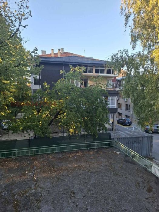 Продава се луксозен 3-стаен етаж от къща с двор в идеален център