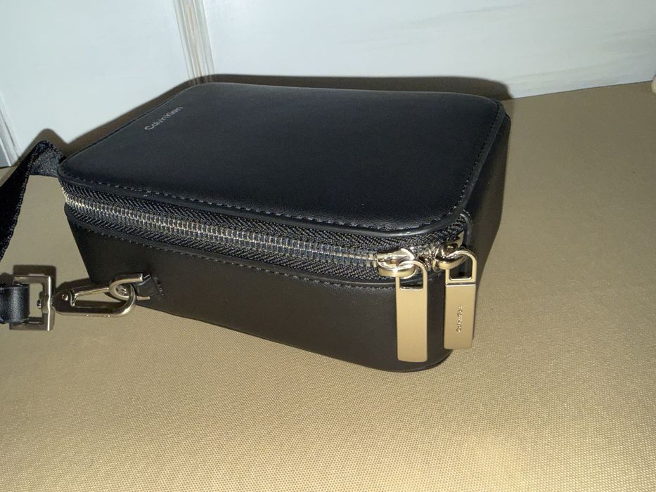 Borseta Calvin Klein, noua