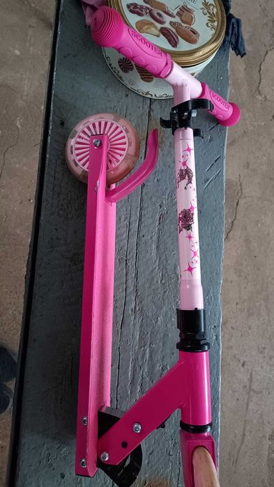 Trotineta roz în stare buna