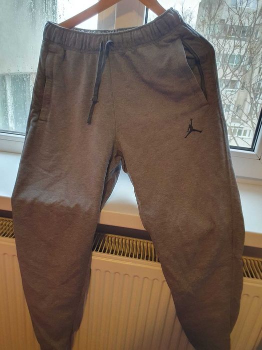 Pantaloni Jordan, mar S, in stare foarte buna, originali.